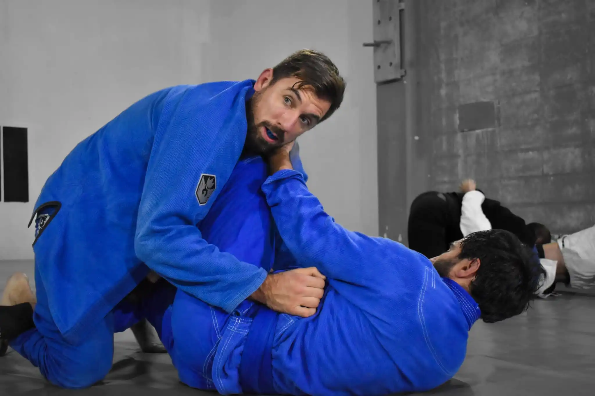 Alumnos de AresBJJ Uruguay luchando en un sparring