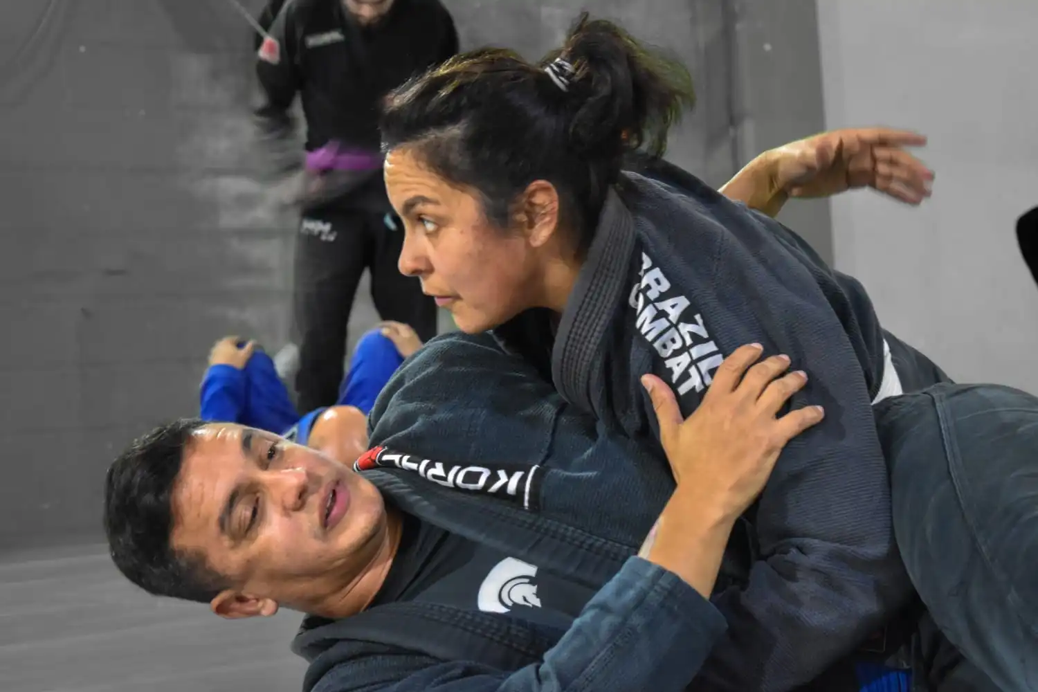 Alumna de AresBJJ practicando Jiu Jitsu Brasileño con su compañero en un sparring