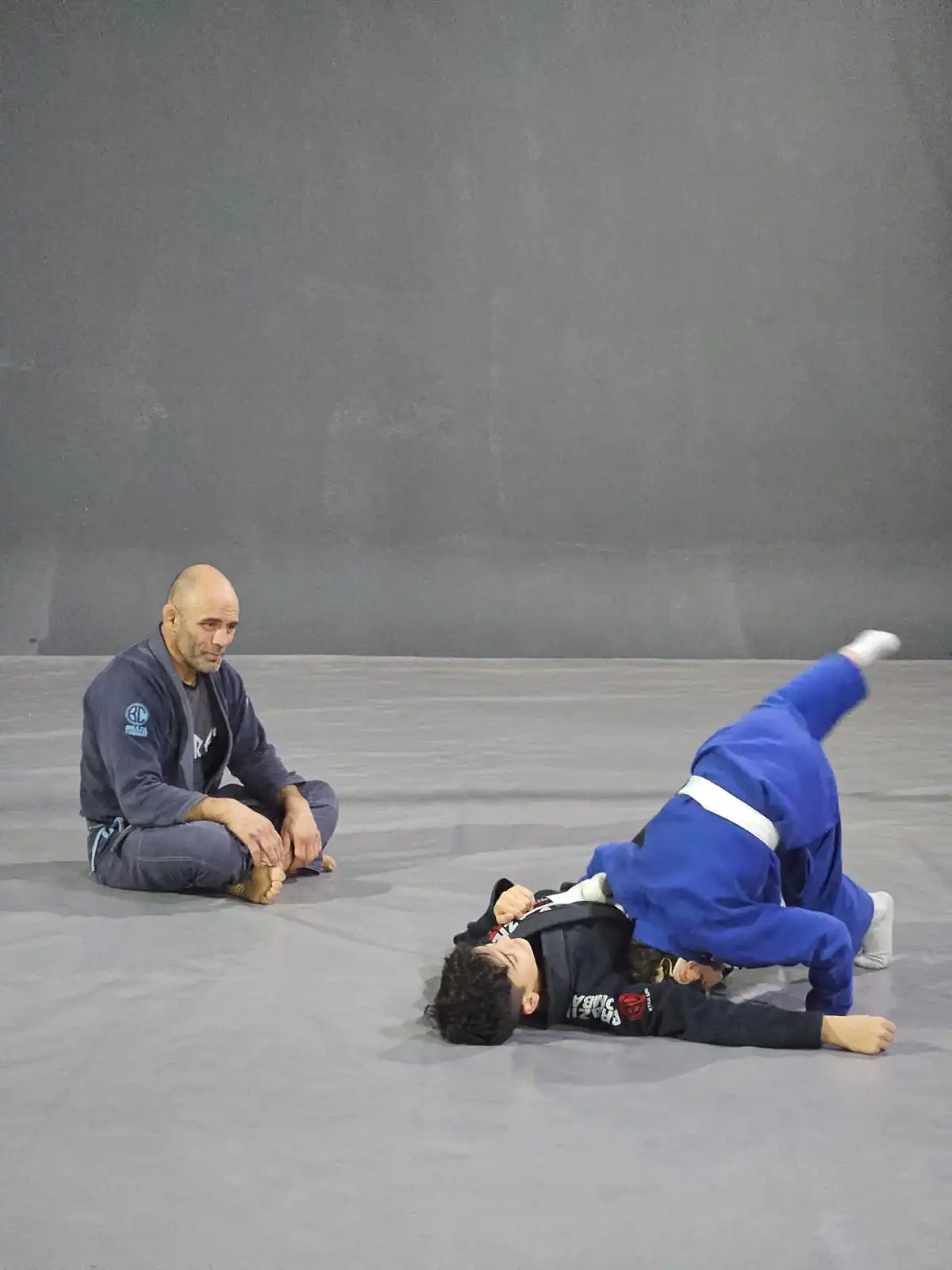 Andres, entrenador principal de Ares enseñando BJJ a niños