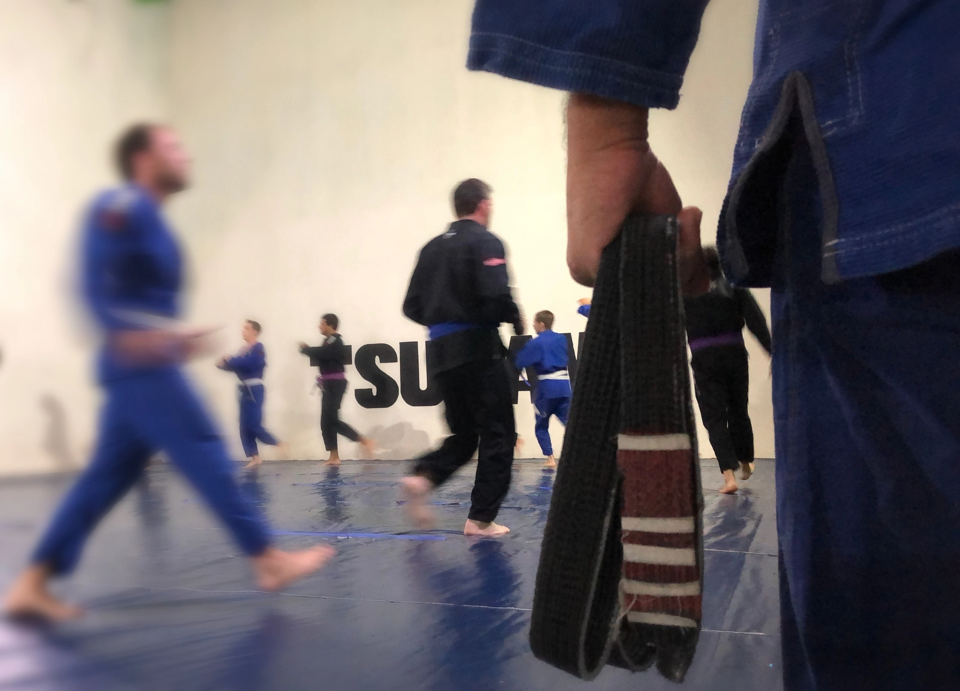 Estudiantes de AresBJJ Uruguay calentando antes de una sesion de entrenamiento