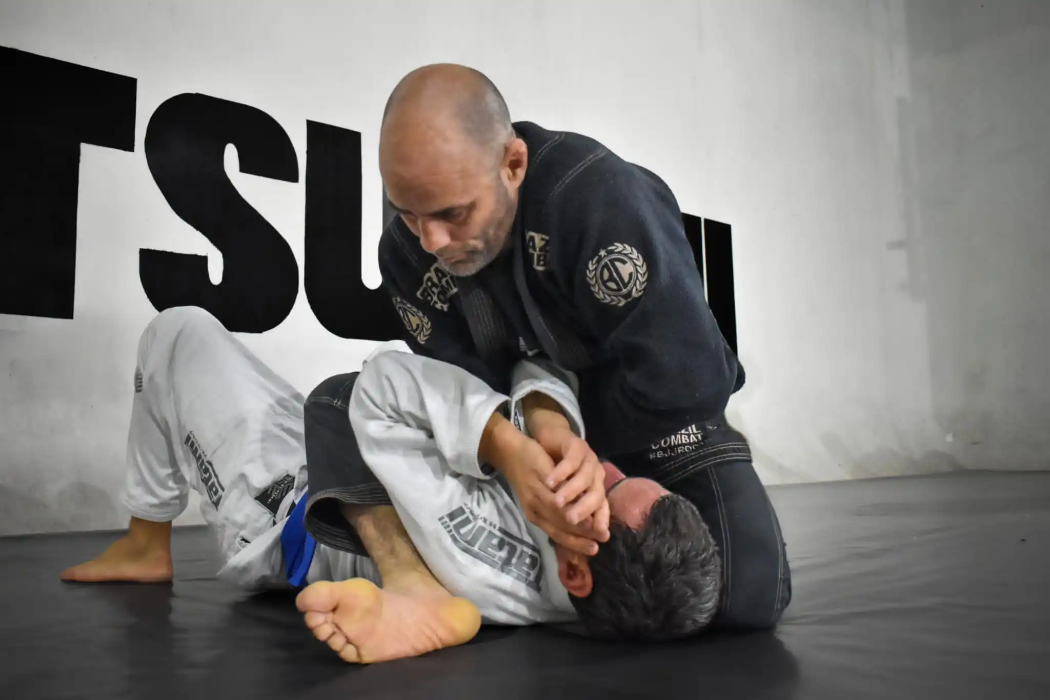 Andres, entrenador principal de AresBJJ Uruguay demostrando una sumision a sus estudiantes