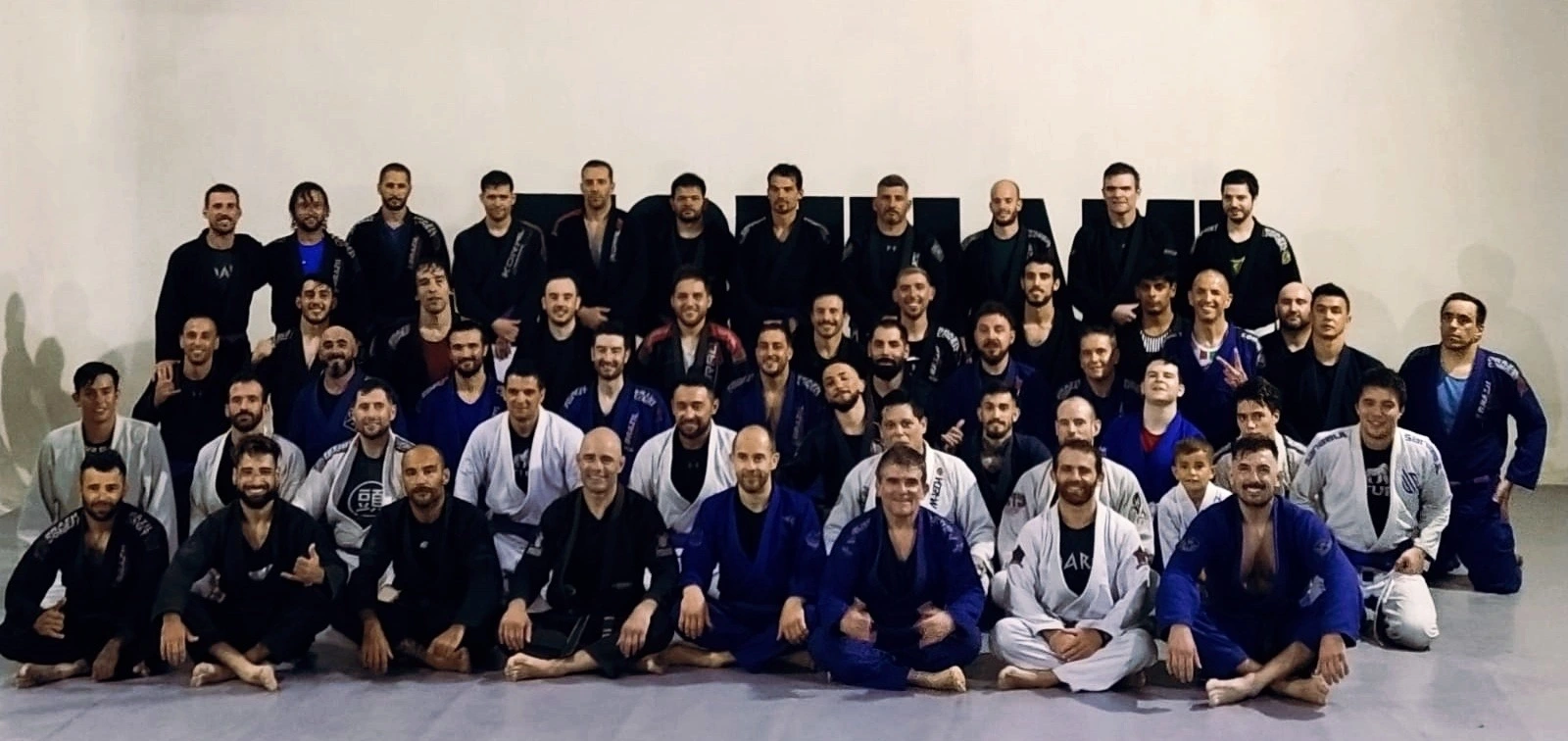 Equipo de AresBJJ juntos luego de una ceremonia, celebrando sus logros y compartiendo momentos