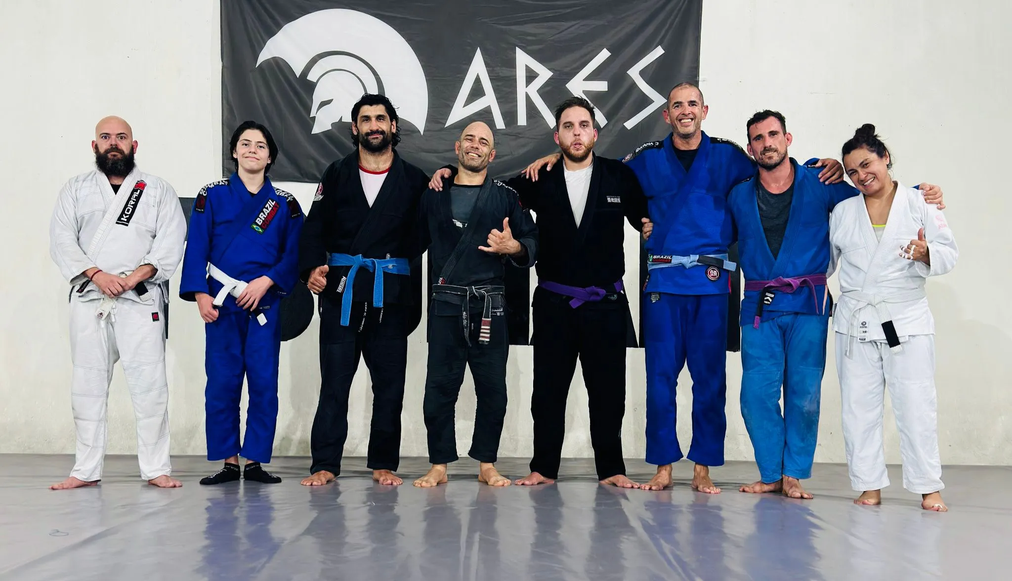 Estudiantes de AresBJJ Uruguay junto con su entrenador luego de un entrenamiento