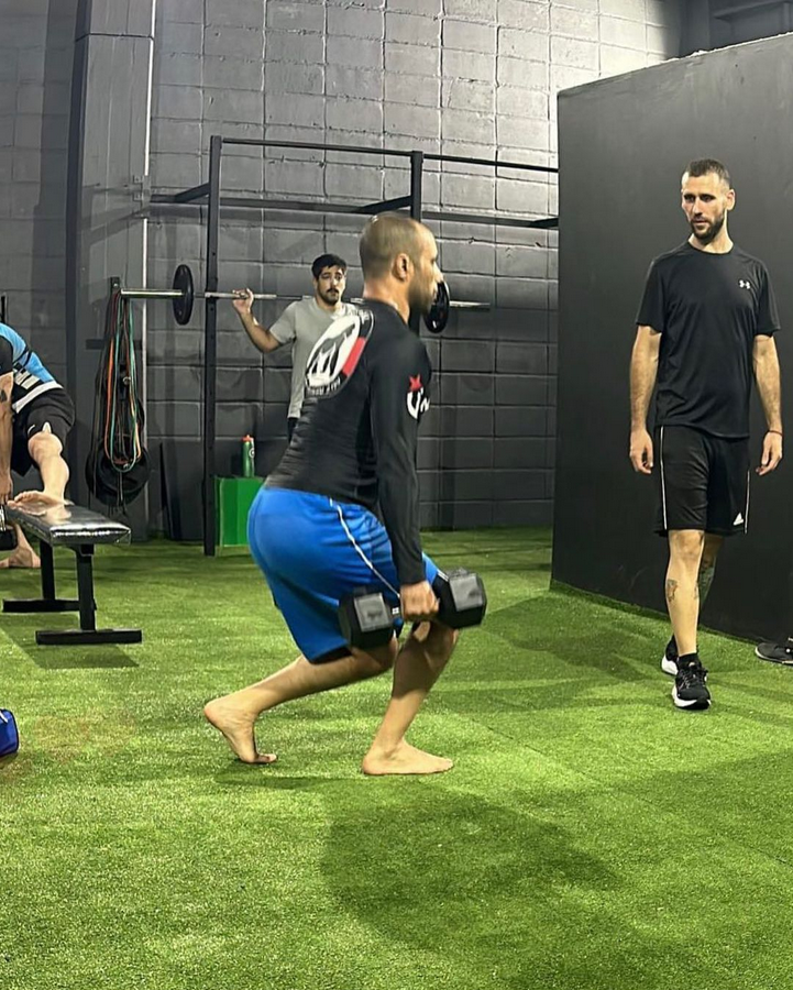 Alumnos de Ares BJJ haciendo rutinas de preparacion fisica para fortalecerse.