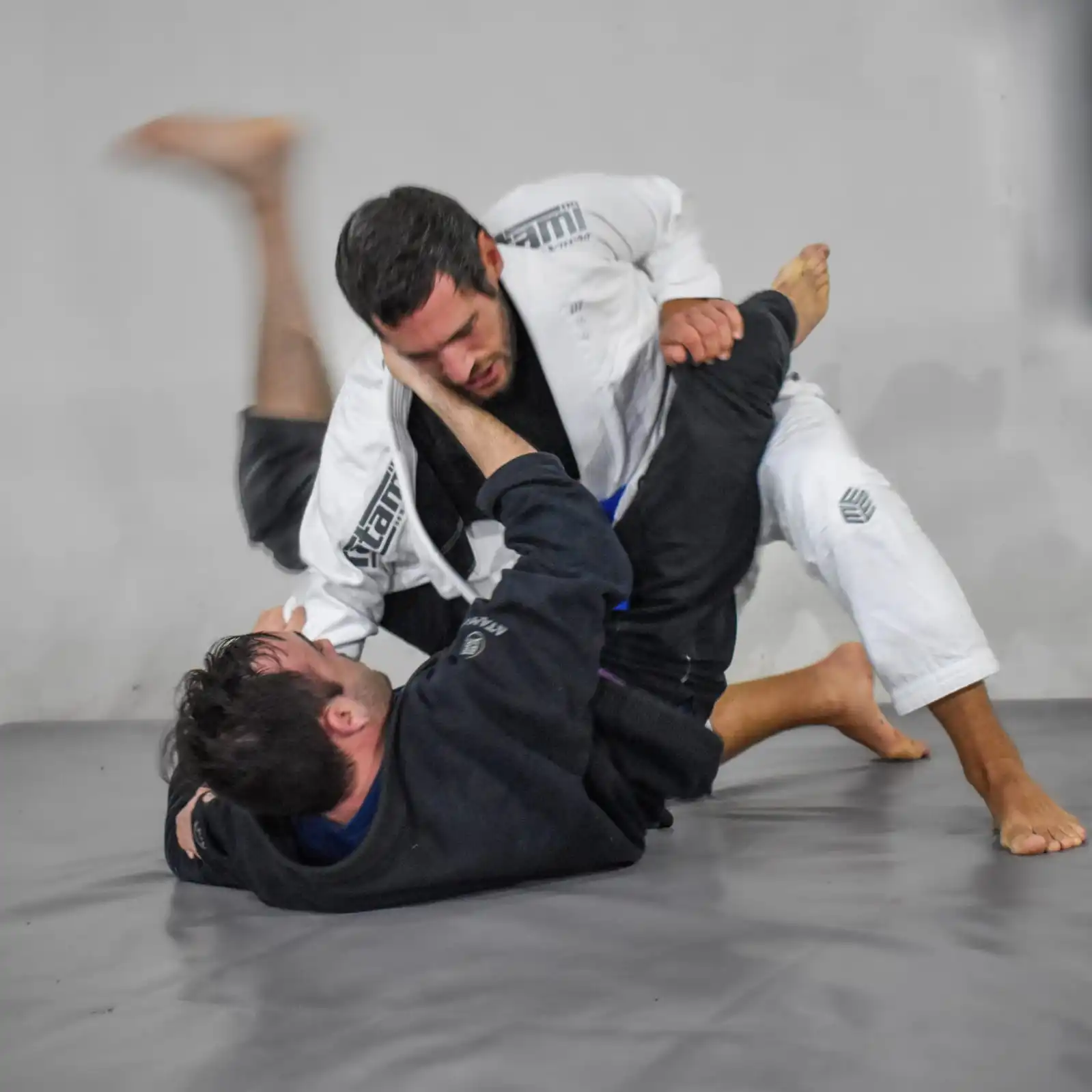 Alumnos de Ares BJJ practicando en un sparring.